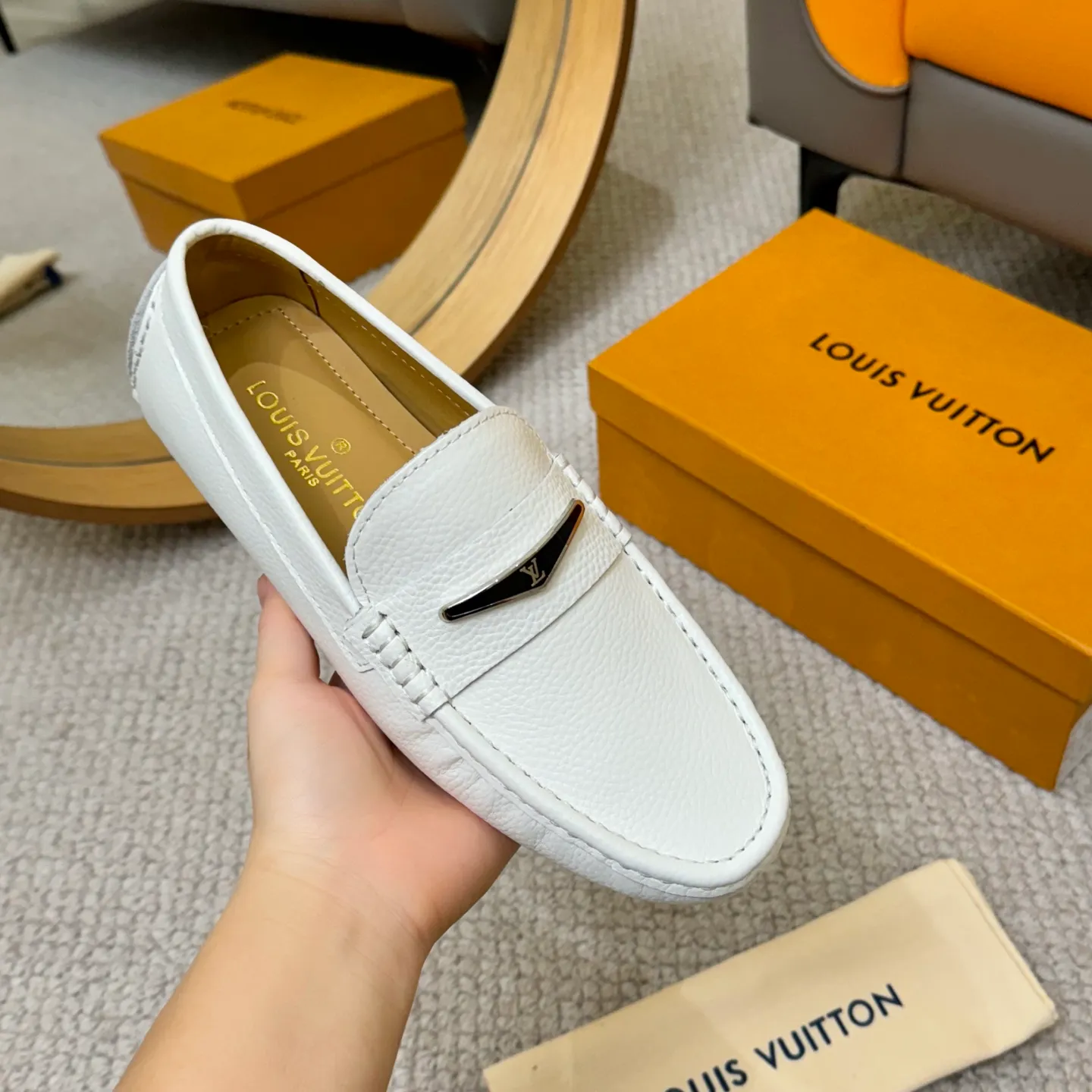 Men's men's shoes 💰420 (Yangli) LV 2⃣️0⃣️2⃣️5️⃣Spring and summer counter GLORIA series models ✈️Original factory special leather production, original last type. A classic driving slip-on casual shoe that shows an elegant style with exquisite craftsmanship details such as Monogram embossing all over the upper🌀Italian imported calfskin fabric Sheepskin foot pads➕Inside～Private mold replica sole Unique style Comfortable driving slip-on Size: 4-12 (38-46) Comes with [Counter packaging: original box, wrapping paper, card, instruction manual, shoehorn, cloth bag] No pressure to enter and leave the counter!